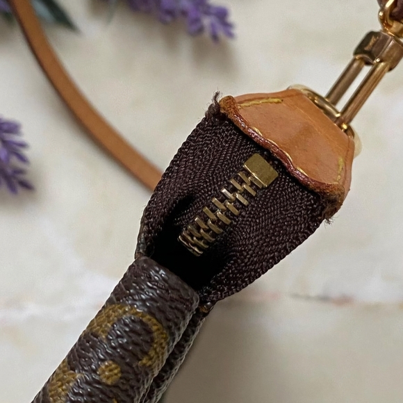 Pochette monogram canvas - Picture 6 of 8